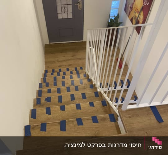 מדרגות עם פרקט ודלת כניסה
